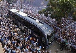 Los aficionados del Málaga llenaron la recta junto a la fachada de la grada de Tribuna de La Rosaleda.