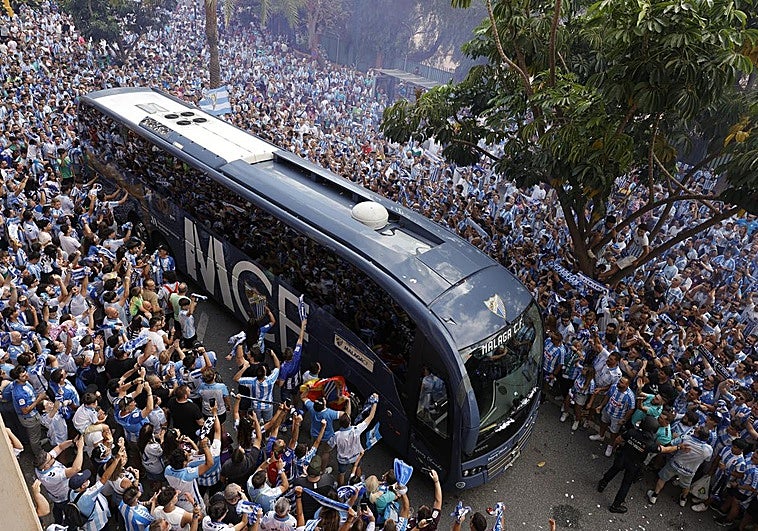 Los aficionados del Málaga llenaron la recta junto a la fachada de la grada de Tribuna de La Rosaleda.