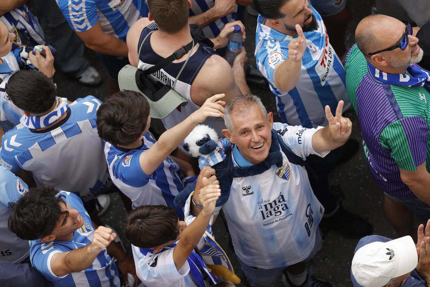 Espectacular y masivo recibimiento al equipo en La Rosaleda antes del partido