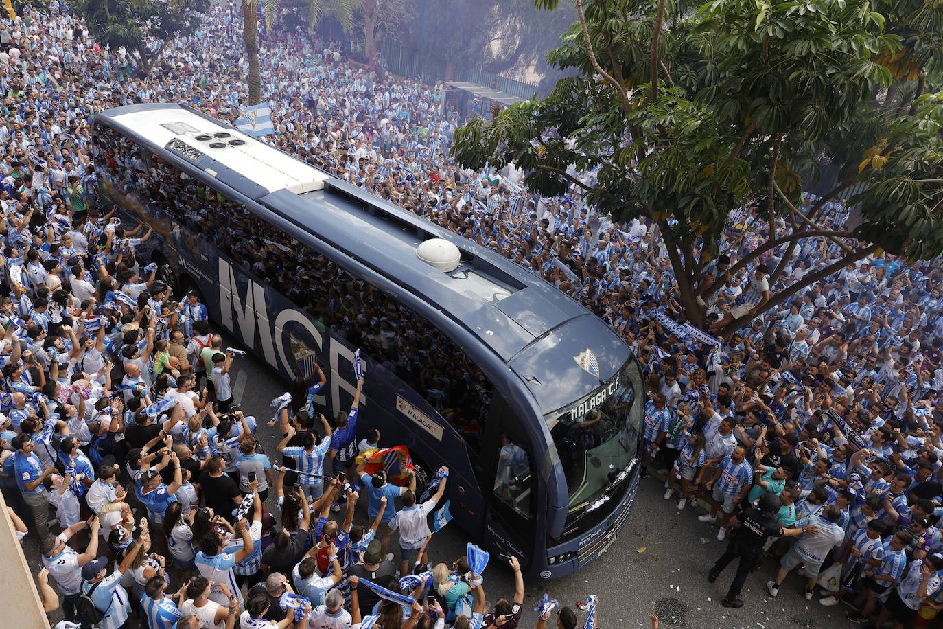 Espectacular y masivo recibimiento al equipo en La Rosaleda antes del partido