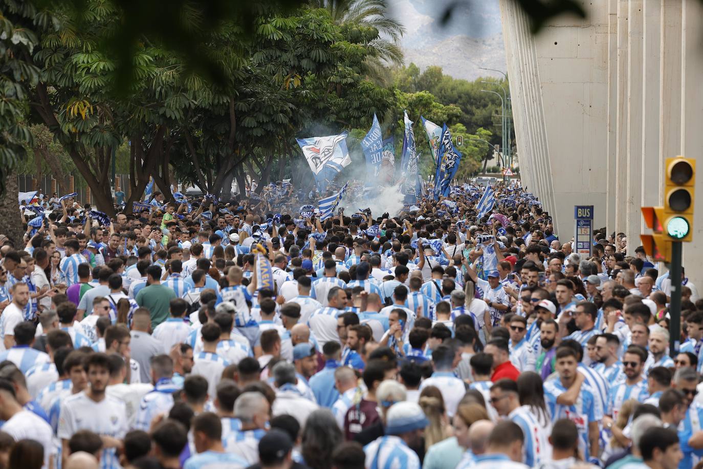 Espectacular y masivo recibimiento al equipo en La Rosaleda antes del partido