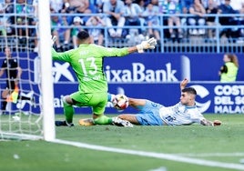 Roberto define en el segundo gol, ya caído, tras un mal despeje de un defensa del Celta B ante Ruly.