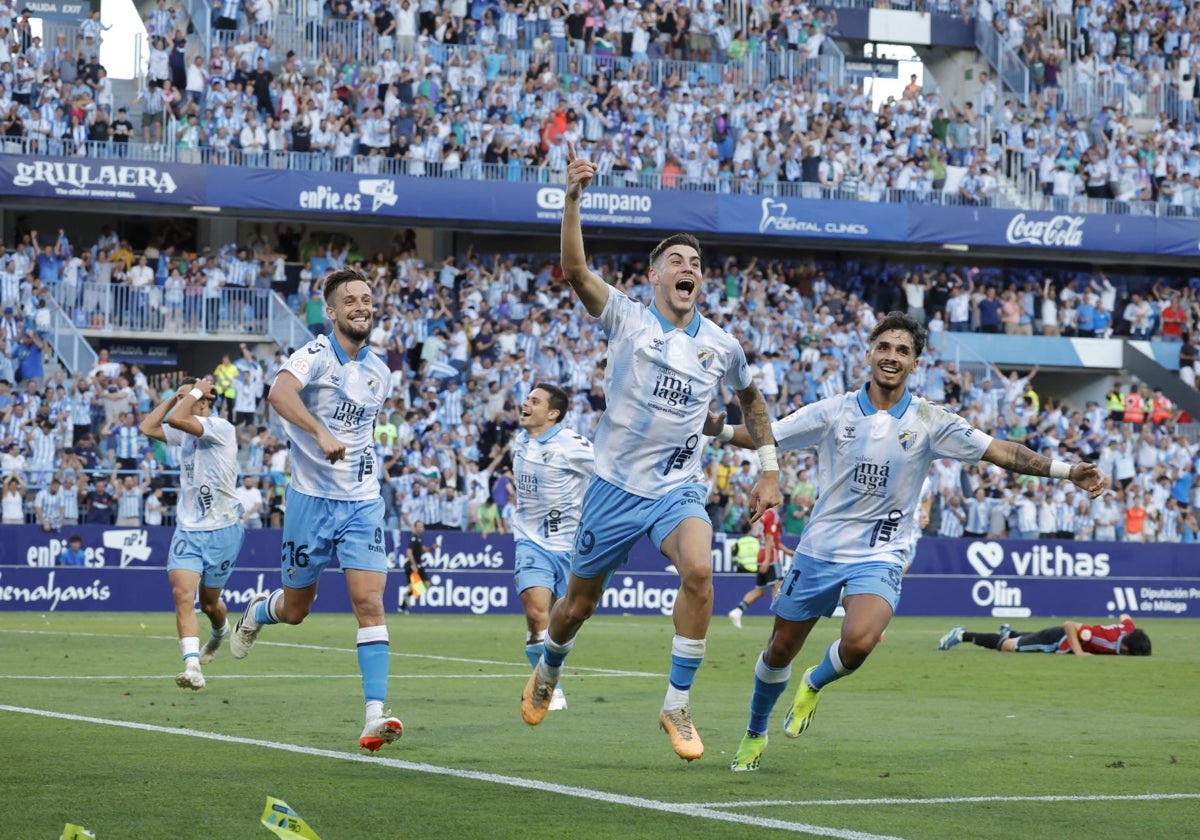 Espectacular remontada del Málaga con goles de Roberto para colocarse a un  paso del ascenso (2-1) | Diario Sur