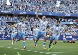 Roberto celebra junto a sus compañeros su segundo gol, el del triunfo.