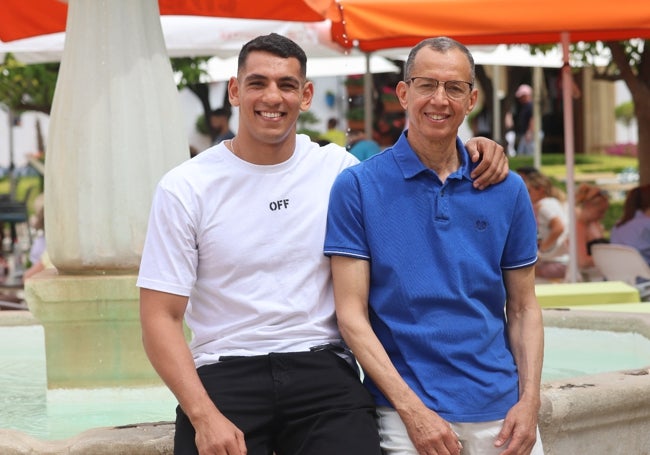 Ayoub, junto a su padre.