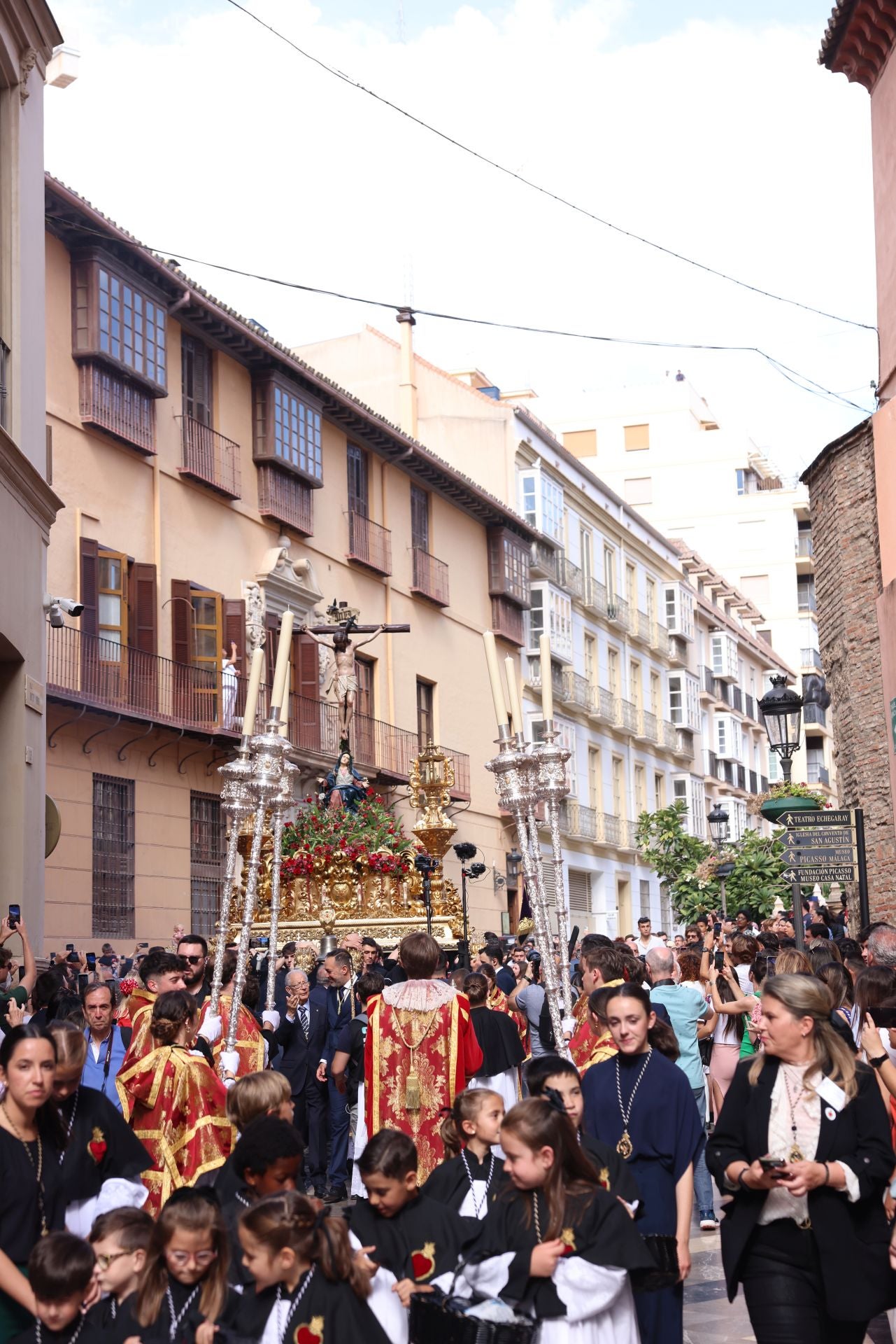 La salida del Cristo del Amor pone el broche al centenario de la cofradía victoriana