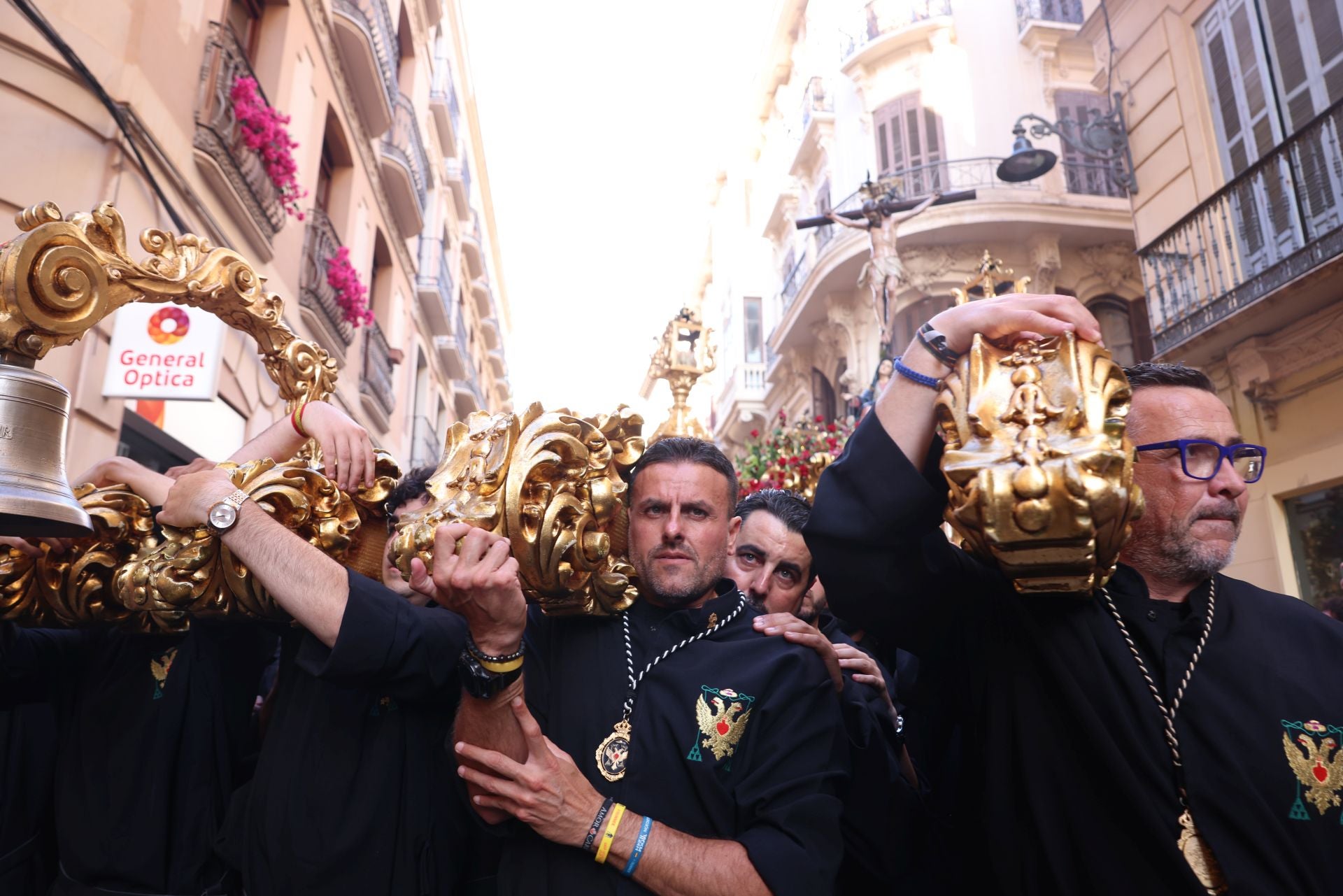 La salida del Cristo del Amor pone el broche al centenario de la cofradía victoriana