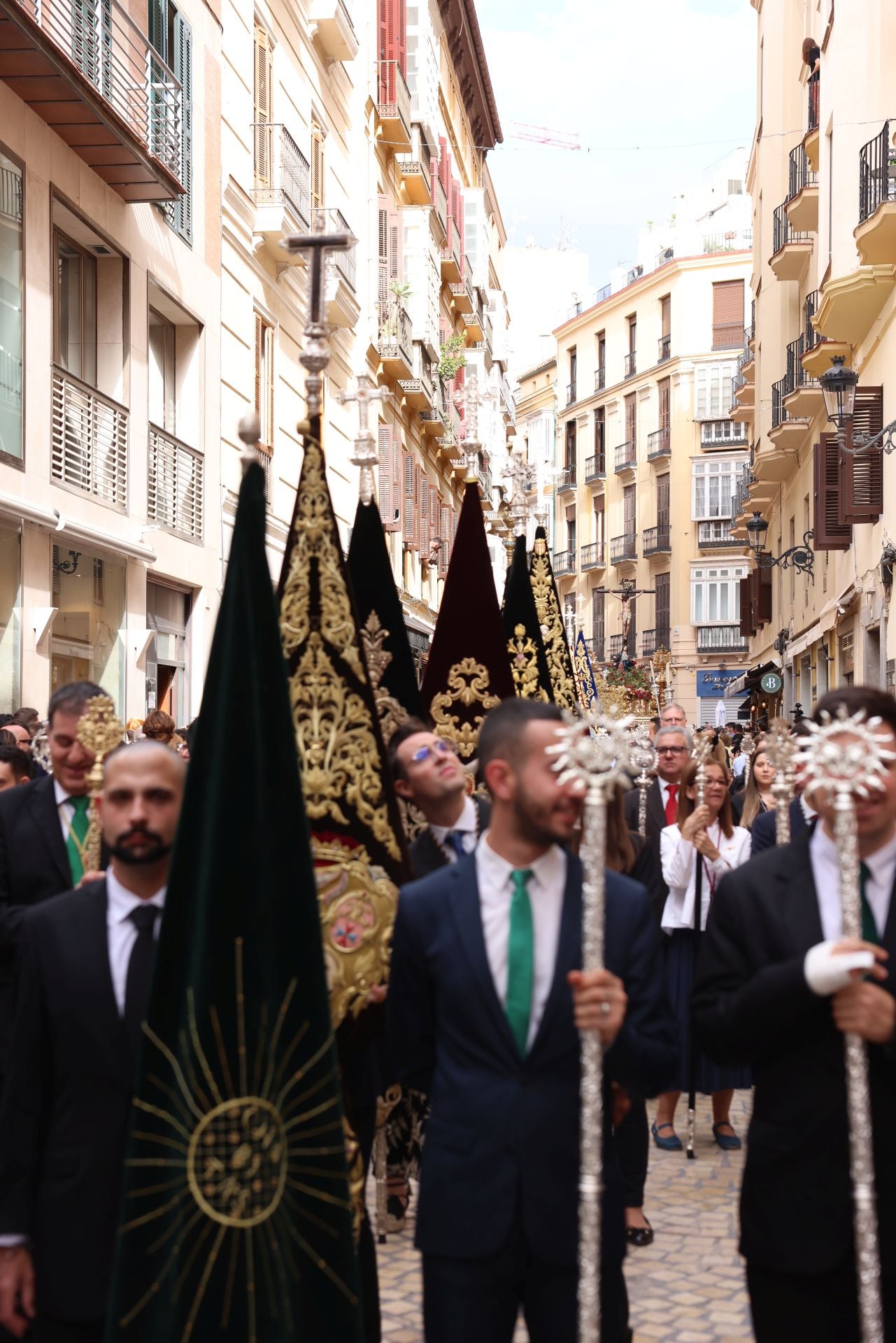 La salida del Cristo del Amor pone el broche al centenario de la cofradía victoriana