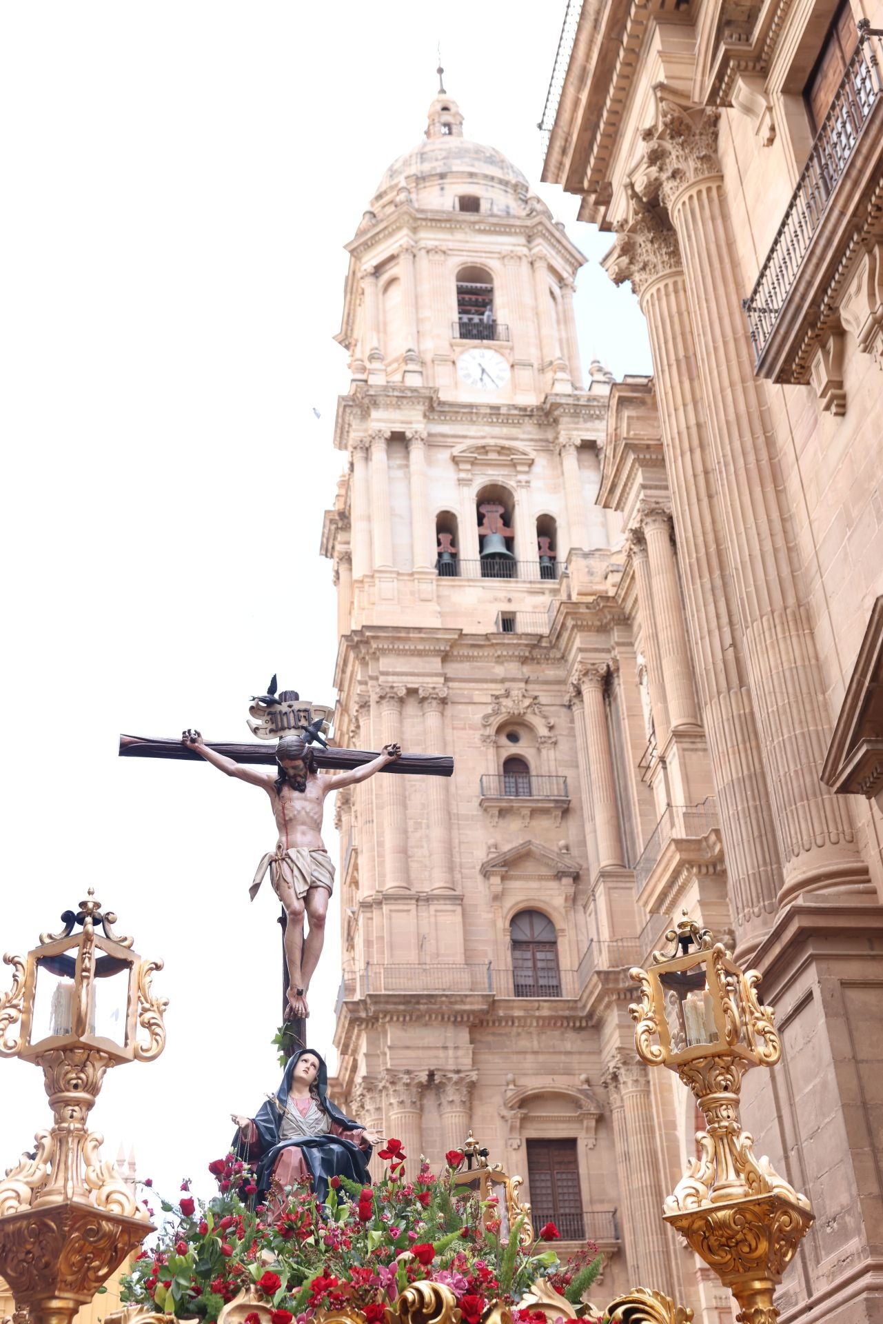 La salida del Cristo del Amor pone el broche al centenario de la cofradía victoriana