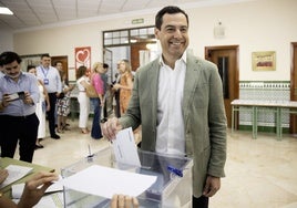 Juanma Moreno, en el momento de votar este domingo.