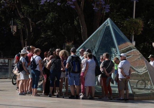 Un grupo de turistas se arremolinan en torno a la pirámide de cristal que permite ver las piletas de garum del Teatro Romano.