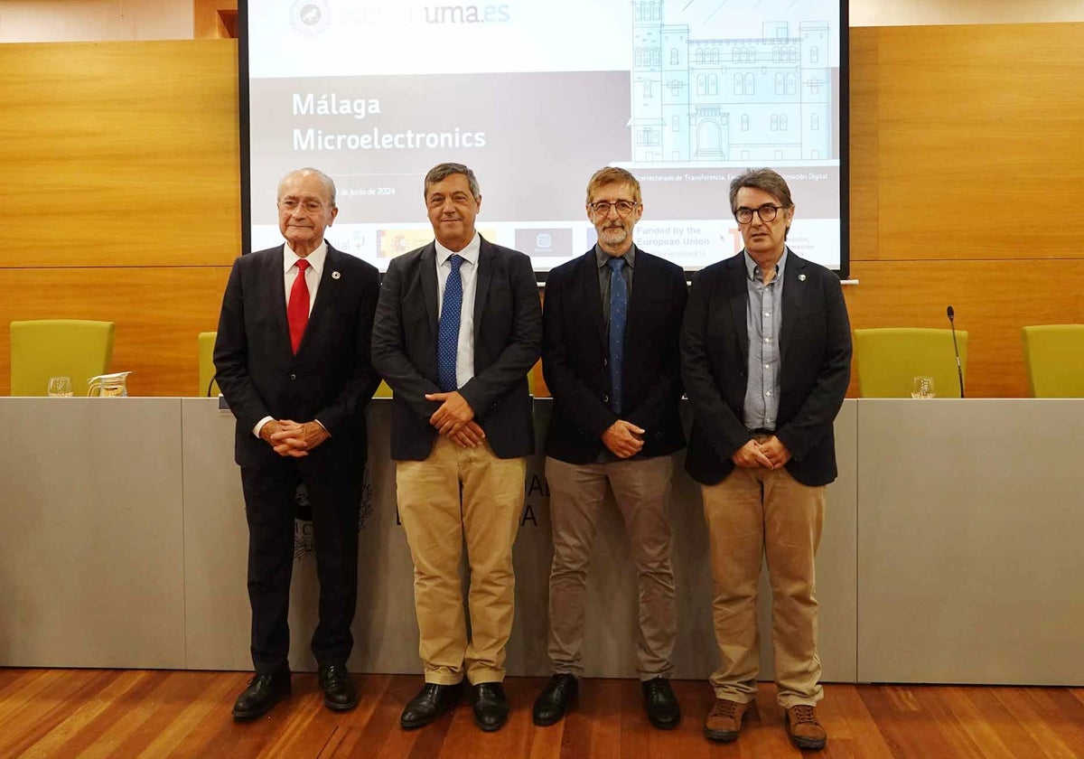 El alcalde, Francisco de la Torre, el rector, Teo López; Mario Nemirovsky, CTO de Innova IRV y el vicerrector de Transferencia y Empresa, Enrique Márquez, esta mañana, en la presentación de la Cátedra Málaga Microelectronics.