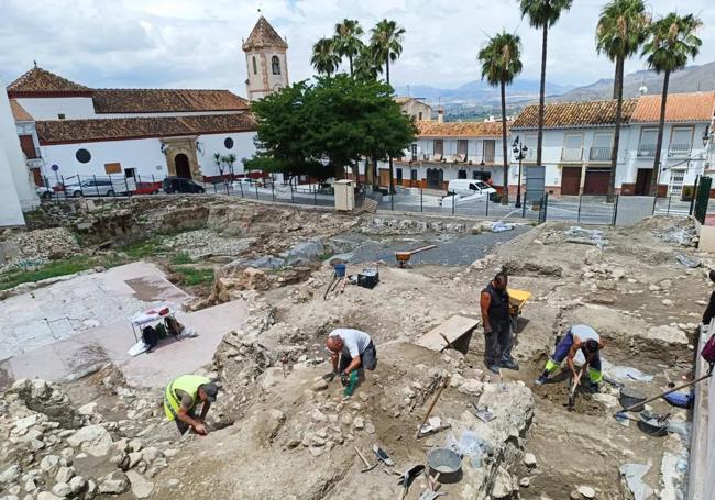 Última excavación en la plaza de la Constitución de Cártama.