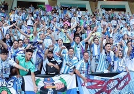 Aficionados del Málaga animan a su equipo en Balaídos.