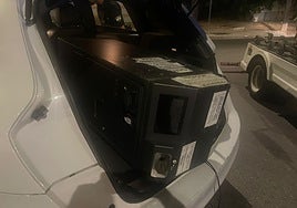 Los agentes hallaron en el maletero del coche la máquina de cambio de dinero que habían arrancado del supermercado.