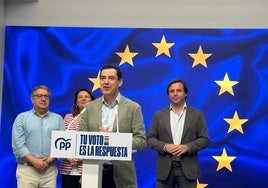 Juanma Moreno, junto a los eurodiputados electos Juan Ignacio Zoido y Carmen Crespo y el secretario general del PP-A, Antonio Repullo.