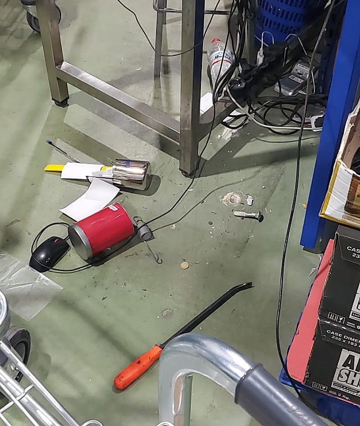 Imagen secundaria 2 - En las imágenes, los daños ocasionados en el supermercado a causa del alunizaje y las herramientas que presuntamente emplearon para arrancar la caja de cambio de dinero.