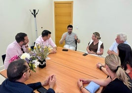 Reunión entre Daniel Gómez, Carmen Sánchez y representantes de la corporación municipal.