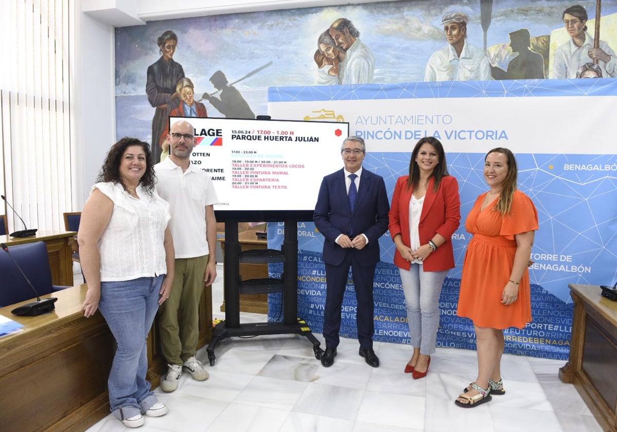 El alcalde de Rincón de la Victoria y presidente de la Diputación Provincial de Málaga; junto a la concejala de Cultura; el director de La Térmica; María Moreno de Prodipec, y Laura Ríos, responsable de un puesto de joyería.