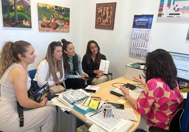 Rosa María Díez atiende a un grupo de chicas que se disponen a viajar.