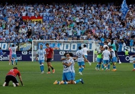 Los jugadores se abrazan con los aficionados al fondo tras clasificarse ante el Celta B.