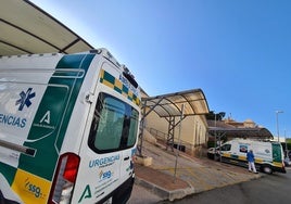 Ambulancias estacionadas en el centro de salud de Arroyo de la Miel, en Benalmádena.