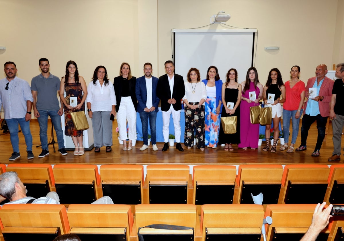 Acto de entrega de los galardones en el salón de actos del edificio de usos múltiples de Torrox-Costa.