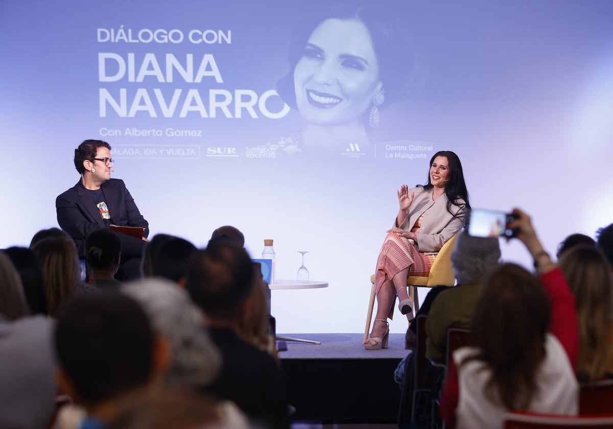 El periodista Alberto Gómez junto a la cantante y actriz malagueña Diana Navarro, en el Centro Cultural La Malagueta.