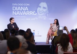 El periodista Alberto Gómez junto a la cantante y actriz malagueña Diana Navarro, en el Centro Cultural La Malagueta.