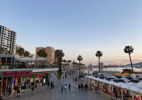Entre el 14 de junio y el 15 de septiembre, los comercios y restaurantes de Muelle Uno amplían su horario comercial.