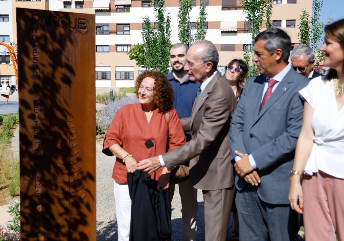 Rosa Gómez, viuda de Vicente Granados, el alcalde, el rector y la concejal de Urbanismo, durante la inauguración del parque en el distrito de Teatinos.