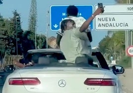 Pasajeros de dos descapotables se hacen 'selfies' de pie mientras circulan por la autovía