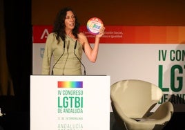 La consejera de Igualdad, Loles López, presenta una distinción para los espacios libres de LGTBIfobia.