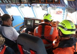 SUR acompaña a la tripulación de la Salvamar Alnitak en un simulacro de maniobras en la previa al lanzamiento de la campaña estival.