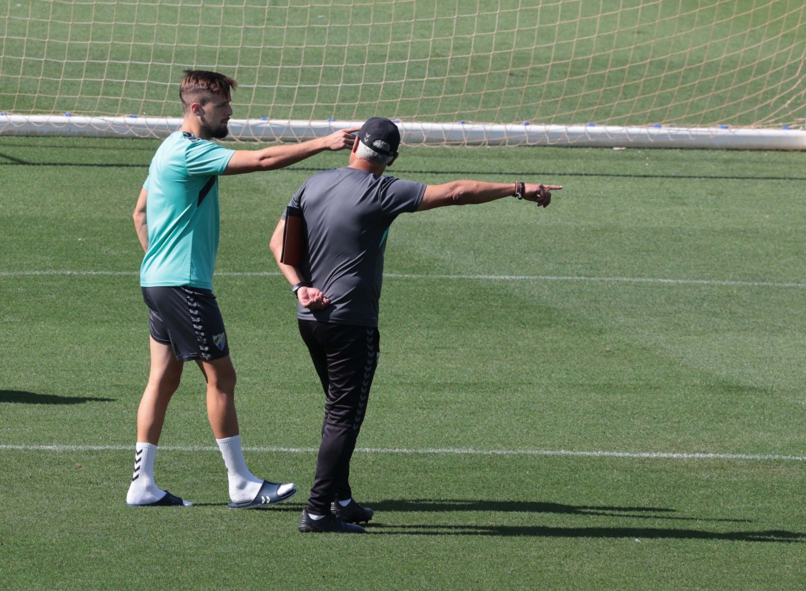 Genaro, en chanclas, conversa con Pellicer.