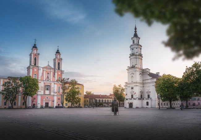 Plaza central, con la iglesia de San Francisco y el antiguo ayuntamiento.