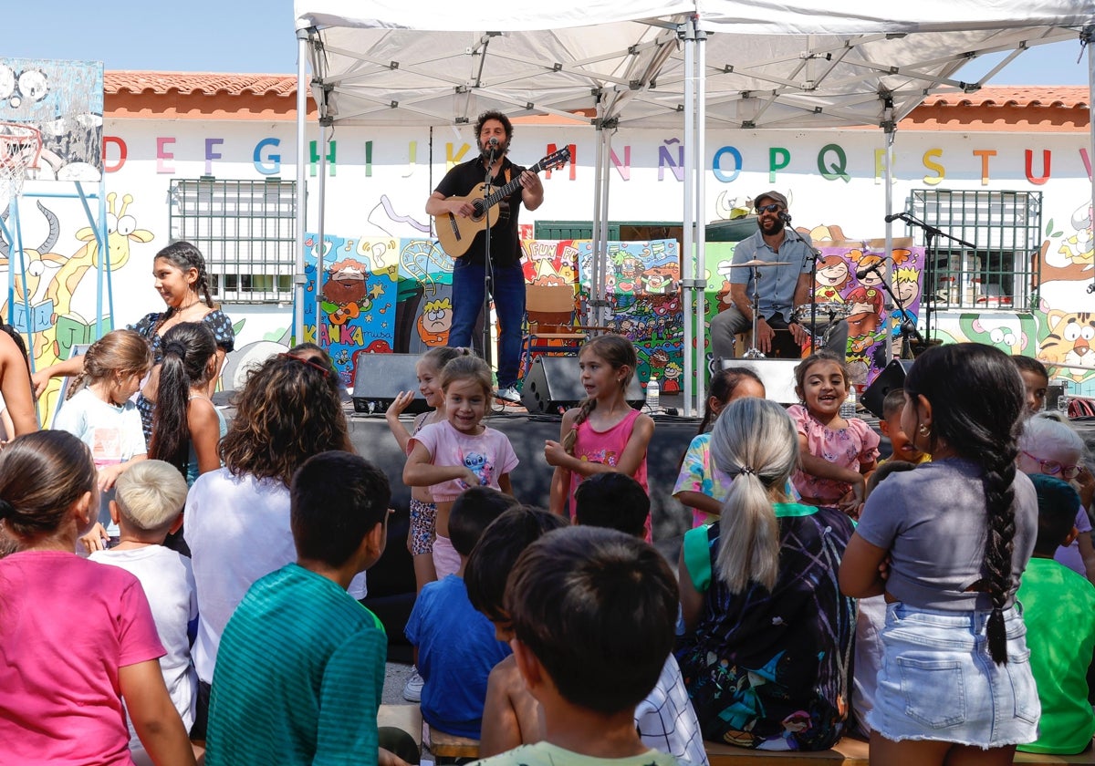 El Kanka emociona en los Asperones: de la ilusión de los niños a los nervios del artista