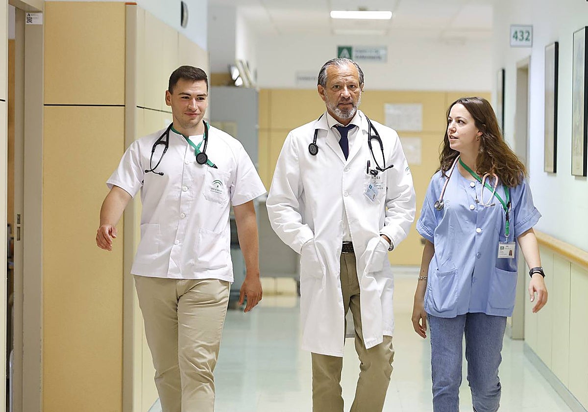 Fernando Cabrera, cardiólogo y jefe de estudios del Hospital Clínico, junto a los residentes de Medicina Interna Pedro Angullo y Elena Carreño