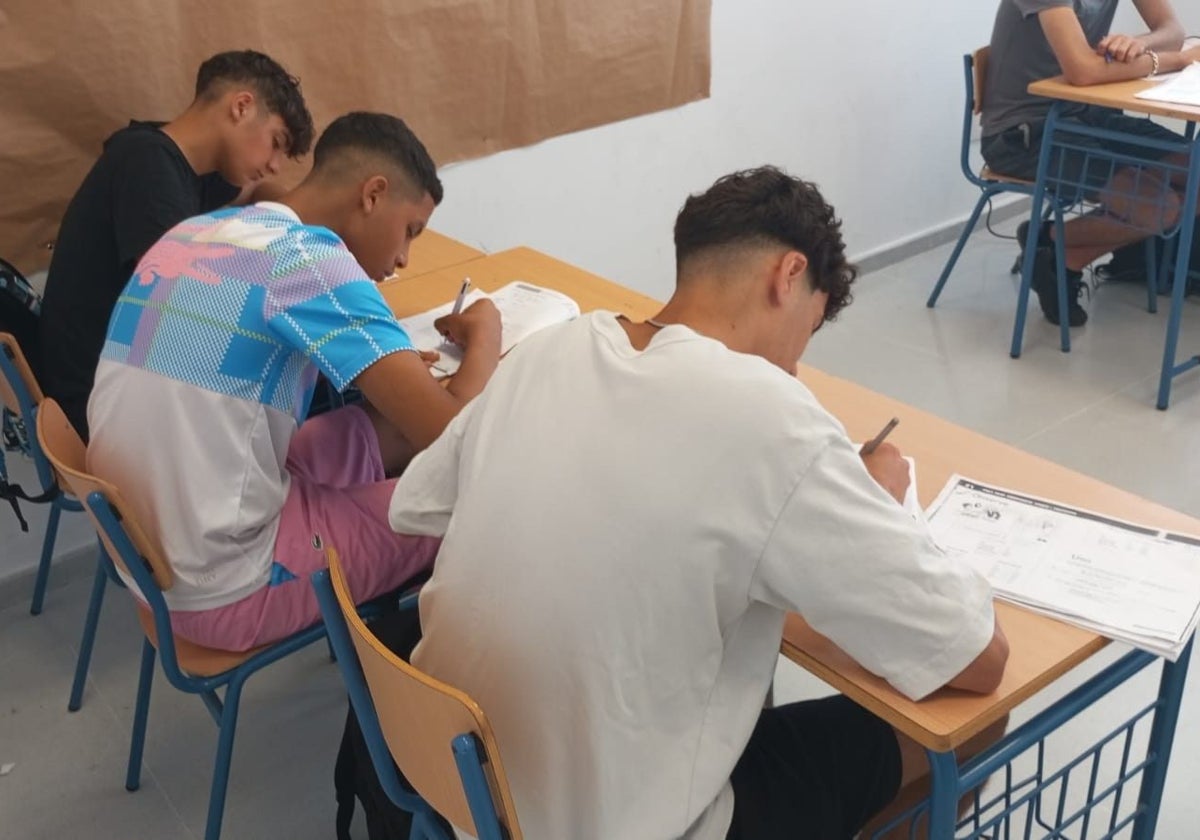 Estudiantes migrantes aprenden español en las aulas de Cártama.