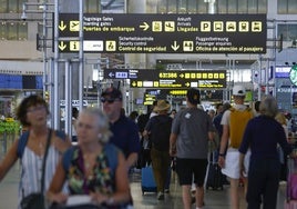 Concurrido el pasillo de Salidas de la T3 del aeropuerto de Málaga.