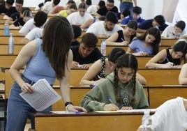 Estudiantes, durante el examen de selectividad.