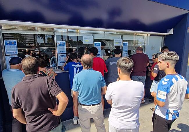 Algunos aficionados compran entradas en las taquillas de La Rosaleda días atrás.