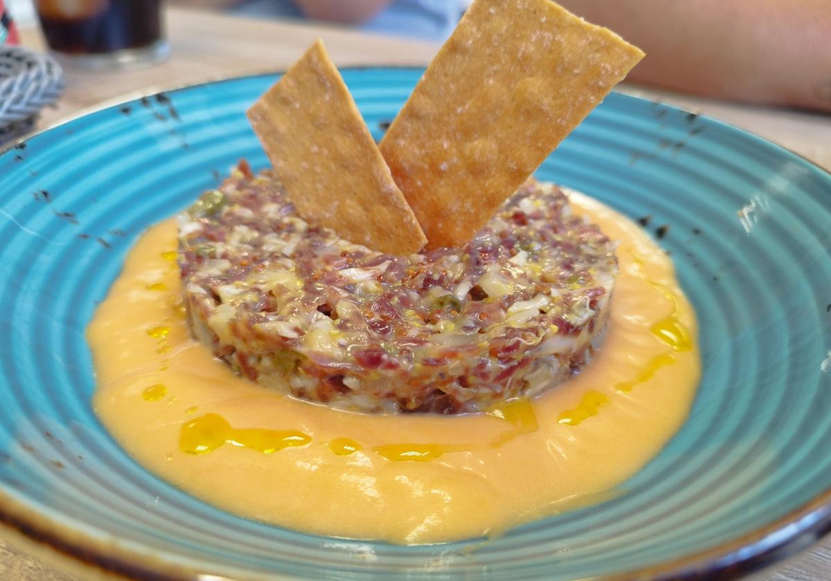 Tartar de jamón ibérico con salmorejo.