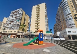 Columpios en la plaza Adolfo Suárez, a pleno sol del mediodía.