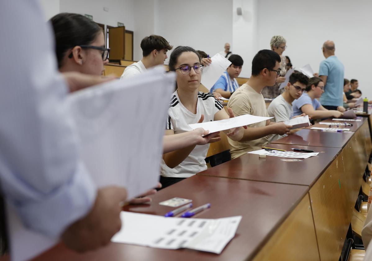 Alumnos, durante uno de los exámenes de selectividad de la semana pasada.