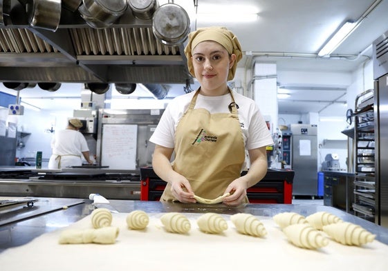 Mónica prepara unos cruasanes en la cocina del IES Jacaranda.