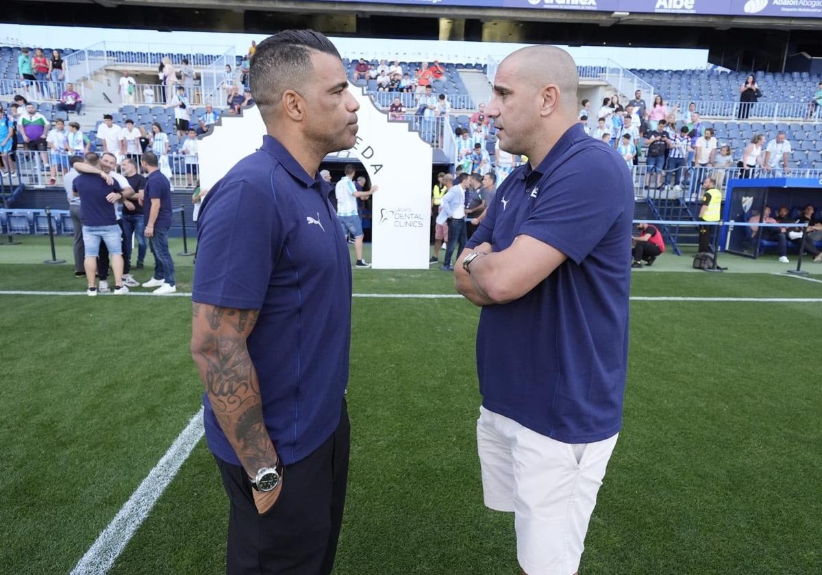 Carlos Aranda (d) conversa con Bodipo en La Rosaleda en el partido entre exjugadores del Málaga y de la AFE por el 120 aniversario.