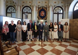 De izquierda a derecha, Ángeles Ramos, jefa de proyectos de gestión cultural de Eulen; Helena Juncosa, directora del CAC; Vanesa Díez, directora del Museo Jorge Rando; Maloles Cebrián, presidenta de la Asociación de Museólogos y Museógrafos de Andalucía; Carlos García Giménez, delegado de Economía de la Junta, Mariana Pineda, concejala de Cultura; Francisco de la Torre, alcalde de Málaga; José Ángel Vélez, secretario general para la Cultura de la Junta; Alicia Izquierdo, concejala de Innovación; Marta Izquierdo, directora del MIMMA; Manolo Castillo, director de Diario SUR; Bárbara Gavilán, gerente Andalucía Oriental de Servicios Auxiliares de Eulen.