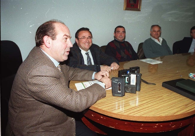 Padilla (derecha), junto a Puche y Gutiérrez Colomina en una reunión de la junta directiva del Málaga en los 90.