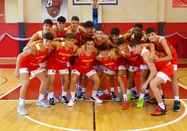 Saint-Supery, en el centro de la image y con zapatillas rojas, con la selección sub-18.